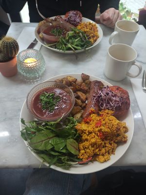 Scrambled tofu, grilled tomato, Beyond sausage, crispy potatoes, baked (chili) beans at HART in Antwerpen