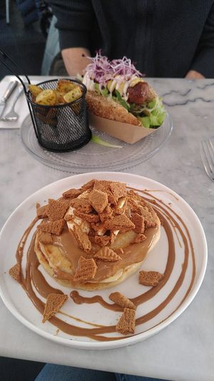 Banana speculoos pancakes and "You Make Me Completo" sausage dish at HART in Antwerpen