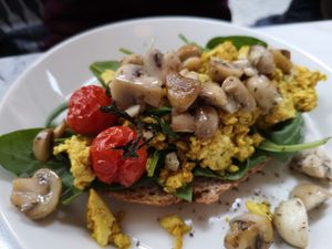 Scramble Tofu met spinazie, champignons en kerstomaten at HART in Antwerpen
