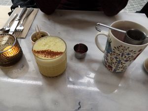 Ayuverdische Golden Latte and Queen Berry tea at HART in Antwerpen