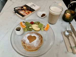 Blueberry pancakes with maple syrup and a vegan hot chocolate at HART in Antwerpen