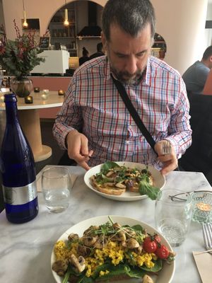 The shitake “boterham” and scrambled tofu at HART in Antwerpen