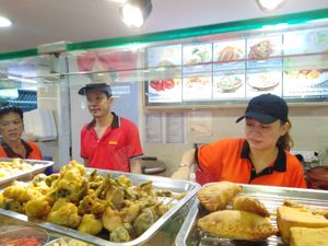 Friendly staff😊 at Shan De 善德素食 in West Singapore