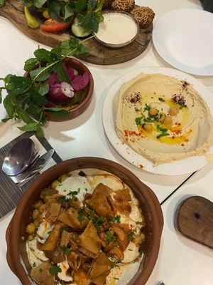 Fatteh and hummus at Falafel en Hummus in The Hague