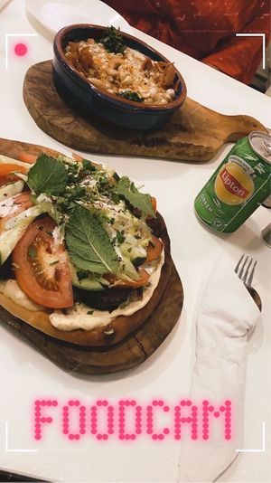 Falafel pizza and chickpea moutabal at Falafel en Hummus in The Hague