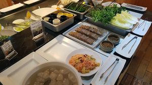 Buffet - Vietnamese rice noodle salad, acorn jelly, leaf vegetables etc at Soswaewon 소쇄원 채식뷔페 - Nam in Damyang