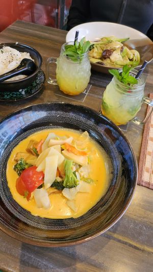 Rotes Curry mit Tofu, Pak Choi mit Shitake, Reis, 2× Maracuja-Limonade at Kyodai in Fuessen