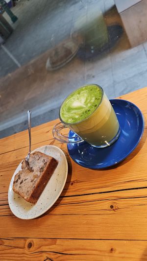 Matcha Latte mit Hafermilch + Bananenbrot mit Walnuss at Haferkater - Pasing Arcaden in Munich