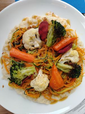 Risotto al latte di cocco, zenzero e citronella con verdure (carote, cavolfiore, broccolo, barbabietola) at Café Saint-Jean in Avignon