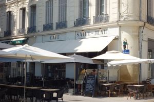 Outdoor seating in front of the café at Café Saint-Jean in Avignon