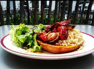 Courge rotie et ses légumes de saison at ORA in Nantes