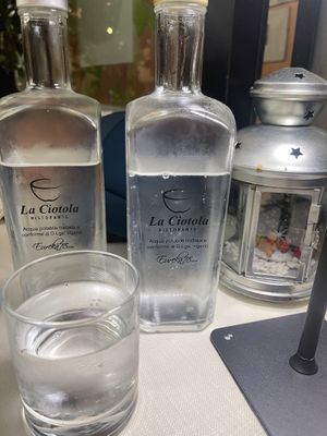 Agua mineral y con gas  at La Ciotola in Bergamo