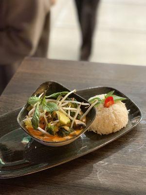 Thai red curry with veggies at Kaimug - Fünf Höfe in Munich