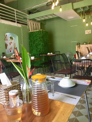 Free delicious lemongrass tea at Peas in Da Nang