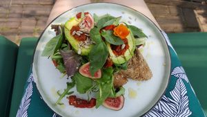 Heerlijk gezeten op het terras bij kok Jesse. Koffie met keuze uit 3 soorten plantaardige melk, verse sapjes, vegan soep en op de foto een verrukkelijk broodje avocado 💖 at NExTT in Apeldoorn