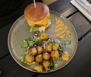 Cheeseburger  at Oscar Natural Good Food & Bar in Koblenz