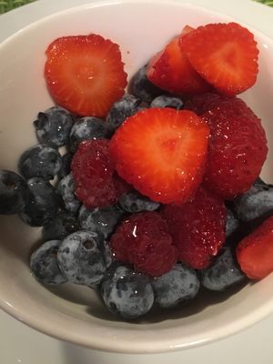 Fresh berries with lemon juice at Mascha Parpaja in Canosio