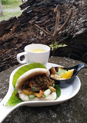 Taiwanese Hamburger at ZìRán' ÉrRán 自然而然 - Naturally in Beinan