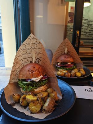 Veganer Burger mit Beilage at Forky's - Milady Horákové in Prague
