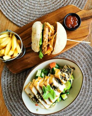 Israeli tofu salad and mushroom cheeseburger, at Halapua by Kapuhala in Koh Samui