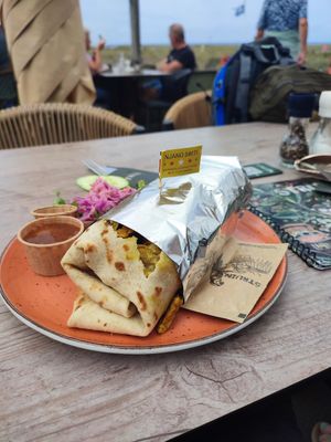 Surinamische roti-Rolle (mit temphe, Kartoffeln, grünen Bohnen und Kichererbsen in Curry-Masala-Sauce) at STRUIN. in Schoorl