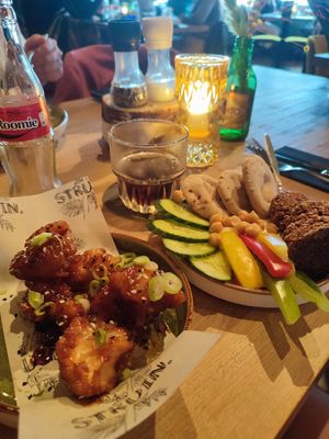 Vegane korean Style Blumenkohl Wings, Falafel mit Pizza Brot, Gemüsesticks auf Humus at STRUIN. in Schoorl