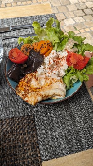 Veggie Buddah bowl at Le Chat Chapeaute in Foix