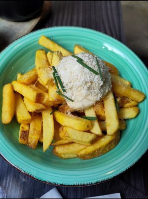 Fries with goooood saus at New Vegas in Haarlem