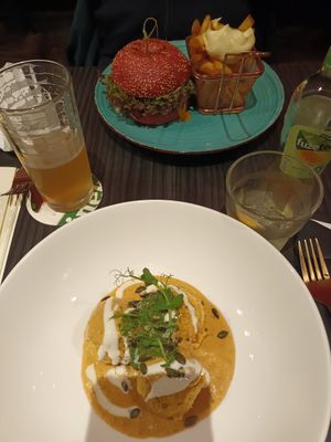 Burger met patat en malai kofta at New Vegas in Haarlem