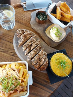 Loaded fries with jackfruit rendang, kaasfondue with  glutenfree bread and polenta with chimichurri. at New Vegas in Haarlem