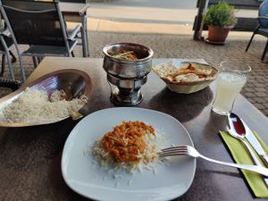 Gericht mit Auberginen. Dazu Litschi Saft und Knoblauch Naan Brot at Taj Mahal in Oberstdorf
