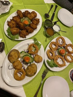  Vegane Vorspeisen (außer der Joghurtdip, der grüne und der gelbe Dip sind vegan)  at Taj Mahal in Oberstdorf