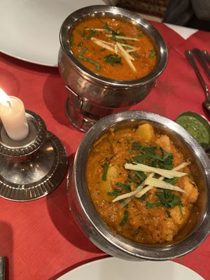 Curry mit Kartoffeln und Blumenkohl und Curry mit Okraschoten und Kichererbsen   at Taj Mahal in Oberstdorf