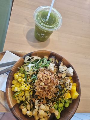 Slim bowl and Allergy Fighting juice at Hosay Bowl in Phuket