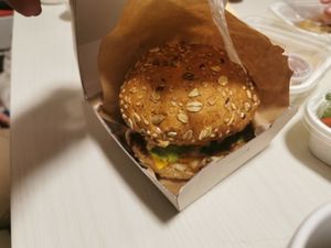 Burger at Tsumugu Cafe in Tokyo