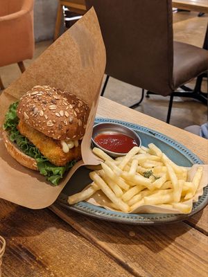My friend ordered this Burger Set at Tsumugu Cafe in Tokyo
