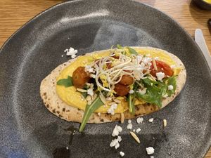 Flatbread met geroosterde tomaatjes, humus en vegan feta  at Vascobelo V-bar in Haarlem
