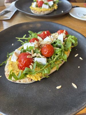Vegan flatbread met mango hummus en vegan feta.  at Vascobelo V-bar in Haarlem