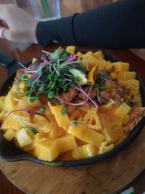 Mac and cheese skillit at Vegan Avenue in San Antonio