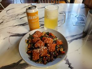 Orange chicken bowl with gluten-free Blonde Ale at Vegan Avenue in San Antonio