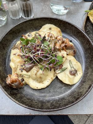 Vegane Trüffel Ravioli mit Pfifferlingen und Spargel 🥟  at Occam Deli in Munich