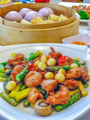 Honey pepper vegan (vegetarian also available) chicken with asparagus and macadamia nuts at Full Moon Garden in Amsterdam