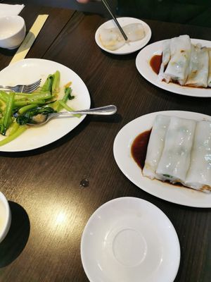Garlic and greens, rice noodle roll at Full Moon Garden in Amsterdam