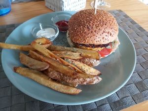 BBQ Burger and the best fries we had in a long time at Mundo Vegan - Vegan World in Funchal