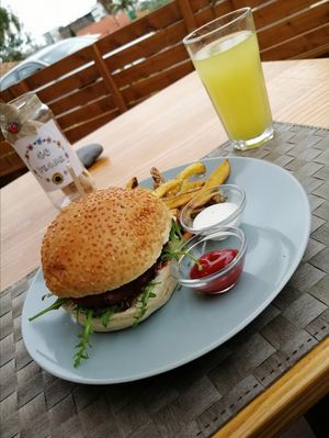 Burger Feliz + sumo do dia at Mundo Vegan - Vegan World in Funchal
