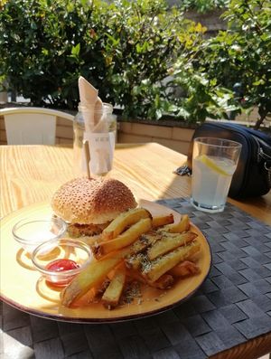 Burger BBQ + limonada at Mundo Vegan - Vegan World in Funchal