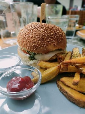 burger & fries at Mundo Vegan - Vegan World in Funchal