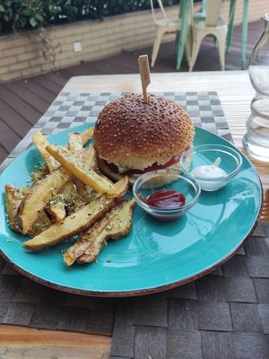 Pesto burger at Mundo Vegan - Vegan World in Funchal