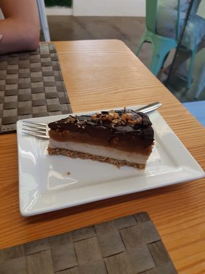 Vegan snickers tart  at Mundo Vegan - Vegan World in Funchal