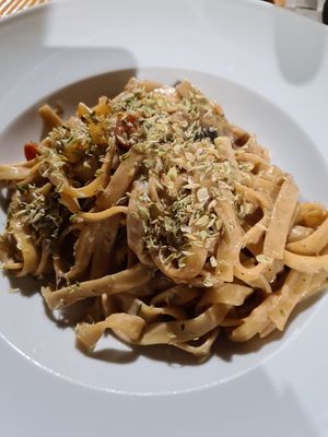 Strogonoff pasta with tomatoes and mushrooms at Mundo Vegan - Vegan World in Funchal